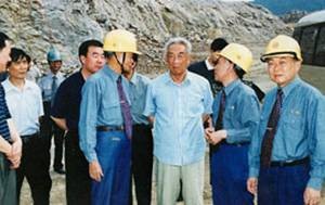 2002年6月1日，時任全國人大常委會副委員長鄒家華視察江西亞東。