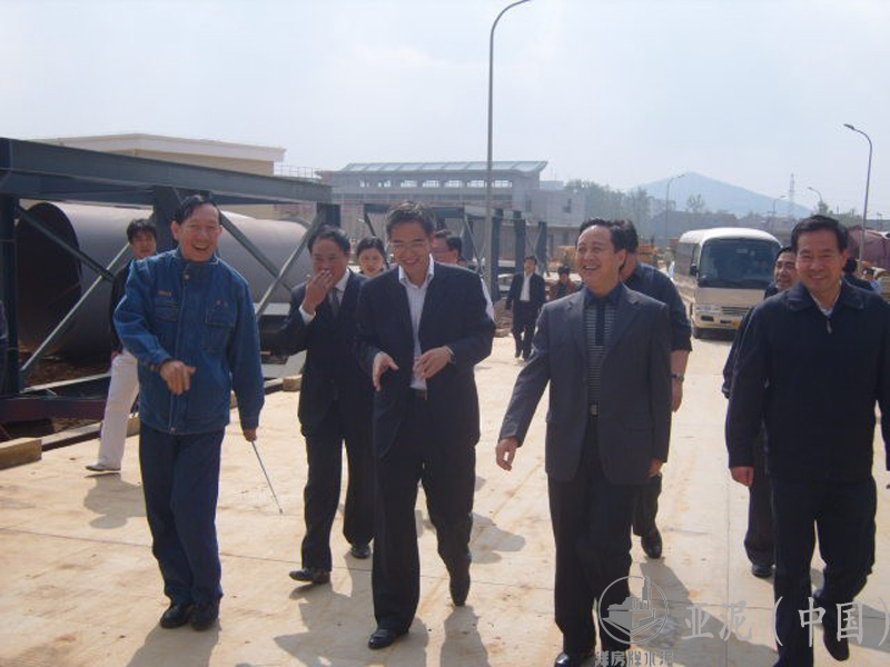 2009年10月，湖北省紀委書記黃先耀部長、劉善橋書記、張社教書記視察廠區