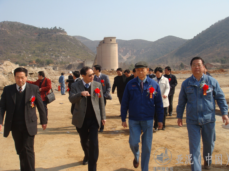 2008年3月，湖北省臺辦尤習貴主任與黃岡市委書記劉善橋視察廠區建設