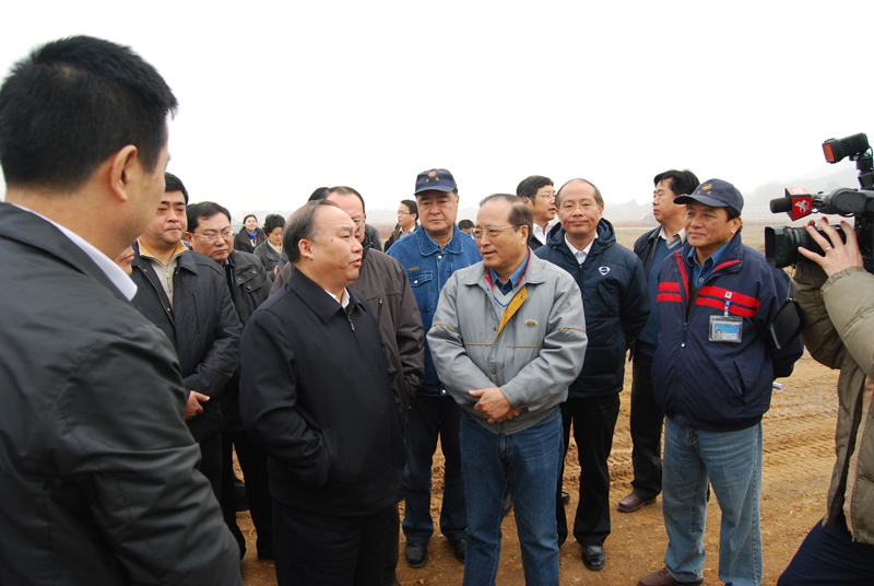 2011年12月6日，江西省常務副省長凌成興視察江西亞東五、六期工地