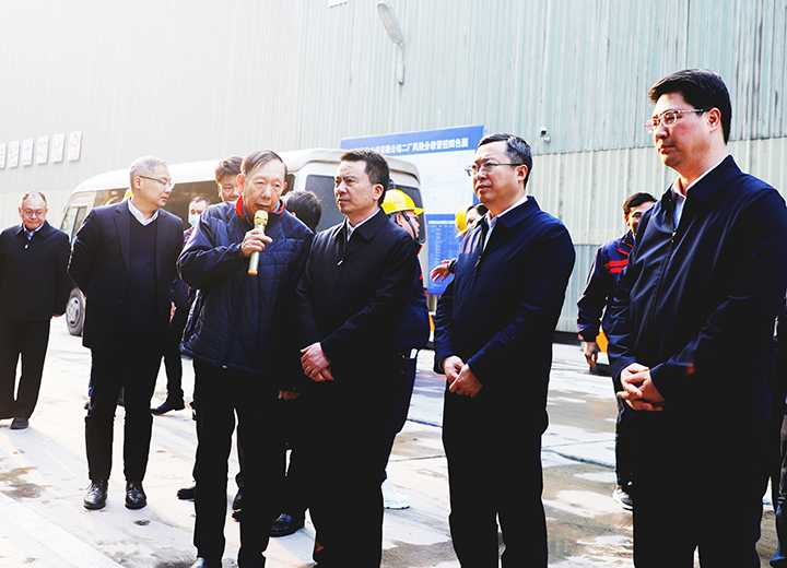 2024年1月9日，江西省人民政府夏文勇副省長一行參訪江西亞東二廠區，田隆總經理于現場介紹公司運營情況。