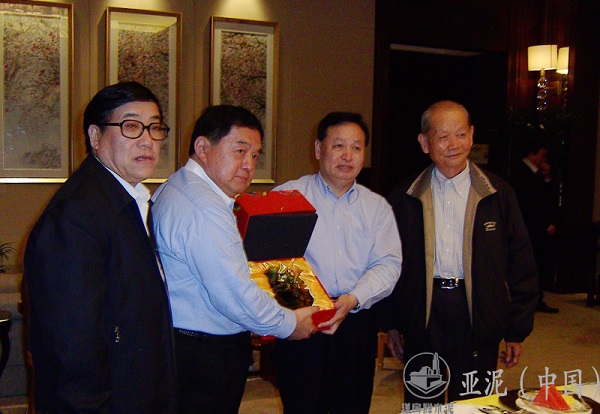 On April 2009, Mr Hsu, the Chairman, and Luo Qingquan, Secretary of the CPC Hubei Provincial Committee, presented gifts to each other.